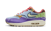 Zijaanzicht van de Far Out Air Max 1 met psychedelische kleuren, denim upper en corduroy Swoosh in een unieke flower-power look