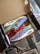 Unboxing shot van de Concepts Far Out in verpakking, inclusief details van de box lining en grafische prints