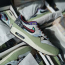 Schoen rustend op zilveren verpakking met focus op de paisley swoosh, reflecties en vintage-look upper in natuurlijke lichtval