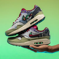 Twee paar sneakers vastgehouden tegen een frisse groene achtergrond die de contrasterende prints en texturen laat knallen