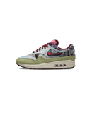 Zijaanzicht van de Air Max 1 Concepts Mellow met groentinten, bandana-print en paarse details op een schone achtergrond