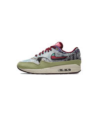 Zijaanzicht van de Air Max 1 Concepts Mellow met groentinten, bandana-print en paarse details op een schone achtergrond