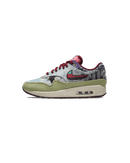 Zijaanzicht van de Air Max 1 Concepts Mellow met groentinten, bandana-print en paarse details op een schone achtergrond