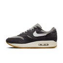 Zijaanzicht van de Air Max 1 Crepe Soft Grey toont het suède bovenwerk, lichtgrijze Swoosh en contrasterende gumsole in één scherp frame