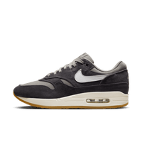 Zijaanzicht van de Air Max 1 Crepe Soft Grey toont het suède bovenwerk, lichtgrijze Swoosh en contrasterende gumsole in één scherp frame