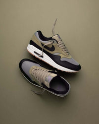 Detail van het donkergroene suède en gestikte Swoosh van de Nike Air Max 1 Dark Stucco exclusief bij Snrkickz