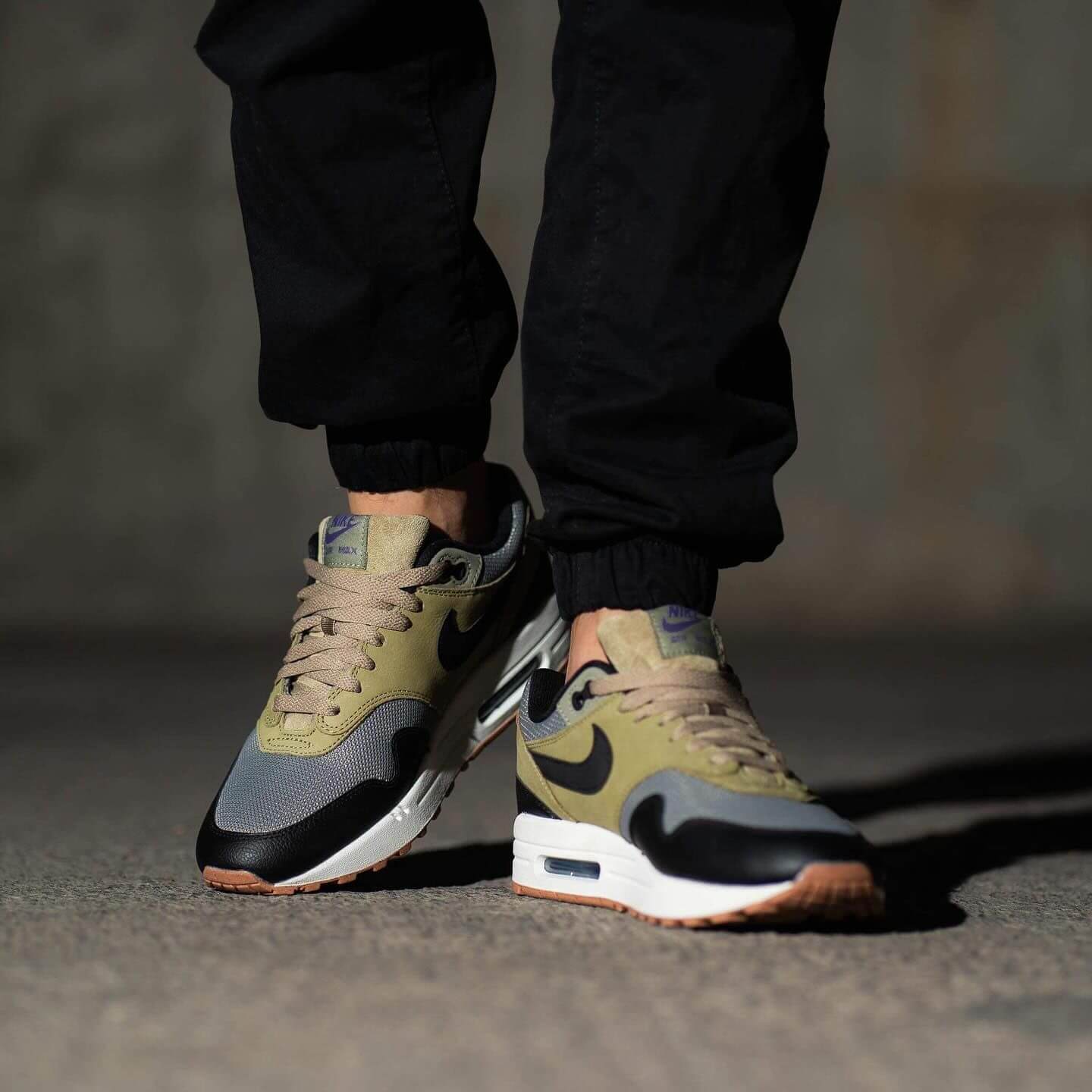 Nike Air Max 1 Dark Stucco on foot zo valt en draag je deze groene premium sneaker via Snrkickz