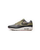 Nike Air Max 1 Dark Stucco zijkant – groene suède sneaker met off-white basis, verkrijgbaar bij Snrkickz