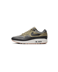 Nike Air Max 1 Dark Stucco zijkant – groene suède sneaker met off-white basis, verkrijgbaar bij Snrkickz