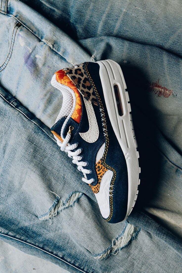 Detail van denim materiaal en luipaardprint van de Nike Air Max 1 Premium Leopard – exclusieve uitvoering op Snrkickz