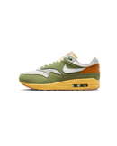 Zijaanzicht van de Air Max 1 Design by Japan met olijfgroene upper, witte Swoosh en okergele zool op een witte achtergrond
