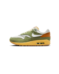 Zijaanzicht van de Air Max 1 Design by Japan met olijfgroene upper, witte Swoosh en okergele zool op een witte achtergrond