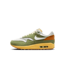Zijaanzicht van de Air Max 1 Design by Japan met olijfgroene upper, witte Swoosh en okergele zool op een witte achtergrond