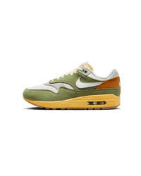 Zijaanzicht van de Air Max 1 Design by Japan met olijfgroene upper, witte Swoosh en okergele zool op een witte achtergrond