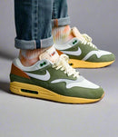 Casual look met denim en felgele zool accenten, focus op vrouwvriendelijke pasvorm en eigentijdse urban styling