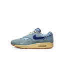 Nike Air Max 1 PRM Dirty Denim – zijkant met vervaagd denim, gele zool en retro kleurenschema, verkrijgbaar bij Snrkickz