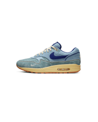 Nike Air Max 1 PRM Dirty Denim – zijkant met vervaagd denim, gele zool en retro kleurenschema, verkrijgbaar bij Snrkickz