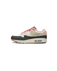 Nike Air Max 1 Easter Celebration zijkant van de sneaker met pastelkleuren en speelse details, verkrijgbaar bij Snrkickz