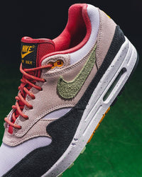 Nike Air Max 1 Easter Celebration on foot – hoe deze kleurrijke sneaker styled wordt in streetwear outfits via Snrkickz