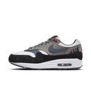Nike Air Max 1 PRM EscapZijaanzicht van de Nike Air Max 1 PRM Escape Treeline met groene Treeline overlays, suède mudguard en offwhite basis