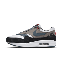 Nike Air Max 1 PRM EscapZijaanzicht van de Nike Air Max 1 PRM Escape Treeline met groene Treeline overlays, suède mudguard en offwhite basis