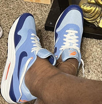 Psychic Blue Air Max 1 on feet met lichte jeans – cleane look in grijs, wit en blauw voor een tijdloze casual outfit