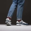 Model draagt FZ5808-103 met jeans en witte sokken, sneakers duidelijk zichtbaar door het contrast tussen donkerblauw en gebroken wit