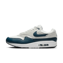 Nike Air Max 1 vastgelegd vanaf de zijkant met donkere Armory Navy mudguard, offwhite upper en scherpe lijnvoering
