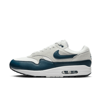 Nike Air Max 1 vastgelegd vanaf de zijkant met donkere Armory Navy mudguard, offwhite upper en scherpe lijnvoering
