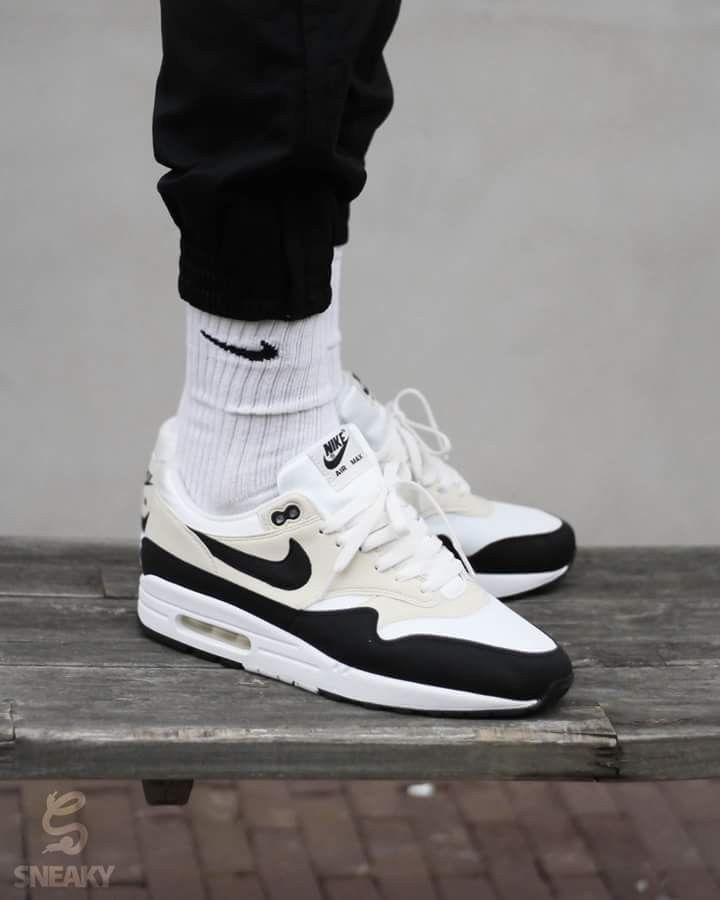 Nike Air Max 1 Essential White Pure Platinum Black – close-up van Swoosh in zwart leer, grijze panelen en witte mesh upper