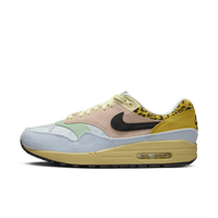 Nike Air Max 1 '87 Great Indoors Corduroy FJ4605-441 gefotografeerd recht van voren met zicht op de grove corduroy texturen, subtiele dierendetails en zandkleurige zool