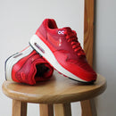 Schoen rust op houten stoel bij daglicht met zichtbaar contrast tussen Crimson tint en matte textielbasis