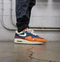 Kasina x Nike Air Max 1 Won-Ang DQ8475-800 aan voet – opvallende oranje stijl met traditionele details en collab vibes