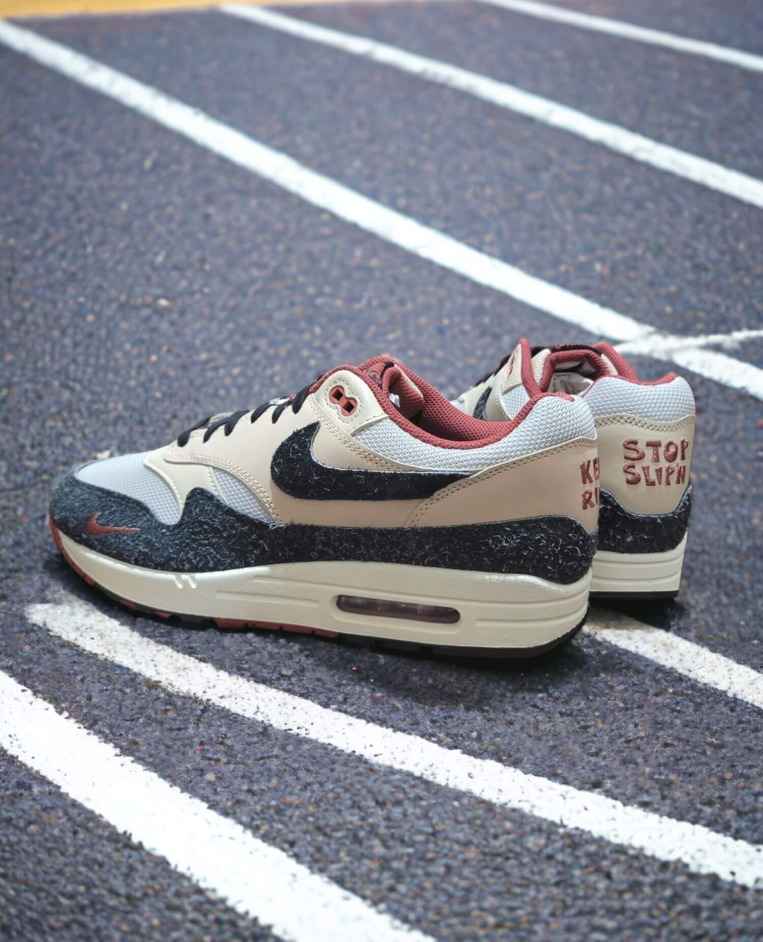 Nike Air Max 1 Keep Rippin Stop Slippin 2.0 – zijaanzicht met pearl white mesh, cedar mini-Swoosh en shaggy suede overlays (FD5743-200)
