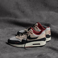Close-up van shaggy suede overlays op de Air Max 1 Keep Rippin 2.0 met ruwe afwerking en retro details in zwart en ceda