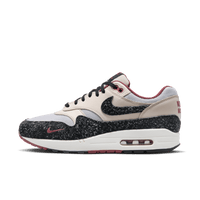 Nike Air Max 1 Keep Rippin Stop Slippin 2.0 – frontstreet shot met pearl white mesh, shaggy suede overlays en cedar mini-Swoosh; iconische retro-fit culture favoriet (FD5743‑200)