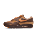 Nike Air Max 1 King’s Day HF7346-200 vanaf de voorzijde met zicht op bruin suède, feloranje tonglabel en tonale veters onder studiolicht