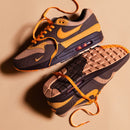 Meerdere paren HF7346-200 op donkere tafel gestyled met zicht op oranje-accenten, gumzool en textuurcombinatie van suède en mesh