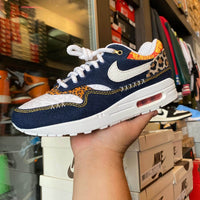 Bovenaanzicht van de Nike Air Max 1 Premium Leopard zicht op tonglogo, veters en denim afwerking via Snrkickz
