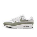 Nike Air Max 1 Light Army gefotografeerd vanaf de zijkant met subtiele groene panelen en witte mesh base boven een neutrale zool