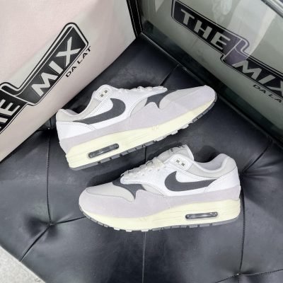 Air Max 1 Light Bone Iron Grey on feet met tapered broek – neutrale tinten, zichtbare Air-unit en all-day comfort voor elke outfit

