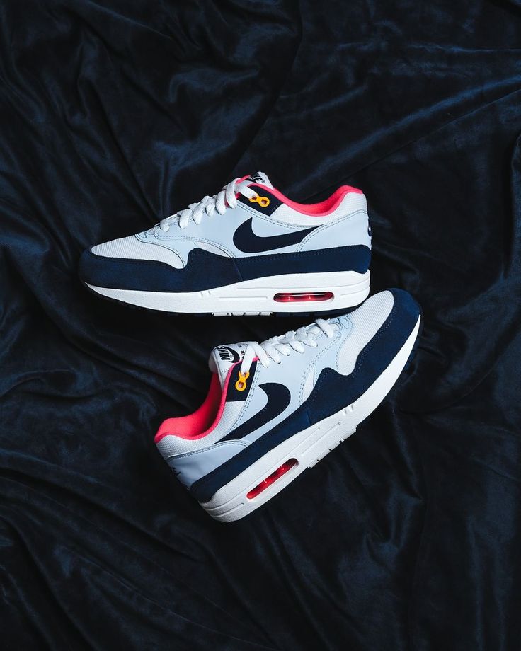 Detail van suède overlays en roze Swoosh op de Nike Air Max 1 Midnight Navy Pink – exclusief via Snrkickz
