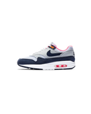 Nike Air Max 1 Midnight Navy Pink zijkant – donkerblauw met roze details, verkrijgbaar bij Snrkickz