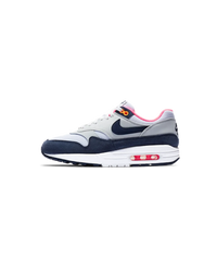 Nike Air Max 1 Midnight Navy Pink zijkant – donkerblauw met roze details, verkrijgbaar bij Snrkickz