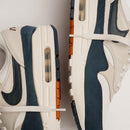Gedetailleerd beeld van het stikselpatroon en grove texturen op de Air Max 1 Obsidian LX, met focus op materiaalcontrasten en branding