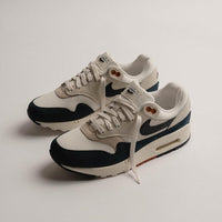 Bovenaanzicht van beide sneakers met zicht op tonglabel, grove veters en binnenvoering – casual styling geschikt voor urban wear setups