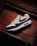 Close-up van de ruwe suède en lederen overlays van de Nike Air Max 1 Obsidian Rugged LX exclusief op Snrkickz