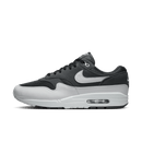 Sideview van de Nike Air Max 1 Off Noir Vast Grey met suède mudguard, mesh toebox en tonale Swoosh in zwartgrijze tinten