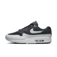 Sideview van de Nike Air Max 1 Off Noir Vast Grey met suède mudguard, mesh toebox en tonale Swoosh in zwartgrijze tinten