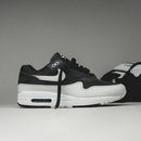Topdown van de Air Max 1 Off Noir met grijze mesh tong, zwarte veters en strak bovenwerk in ton-sur-ton contrast